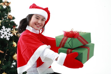 산타 모자를 쓴 젊은 사람들과 크리스마스트리