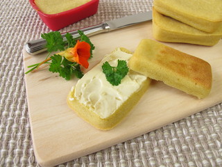 Mais-Mini-Brote mit Butter