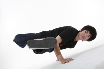 Obraz premium 스튜디오에서 비보잉을 하는 젊은 남자