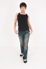 스튜디오에서 비보잉을 하는 젊은 남자