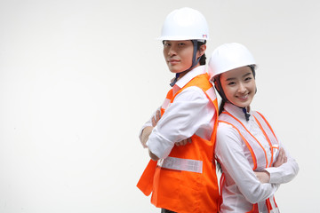 안전모를 쓴 건축현장의 사람들