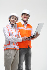 안전모를 쓴 건축현장의 사람들