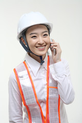 안전모를 쓴 건축현장의 사람들