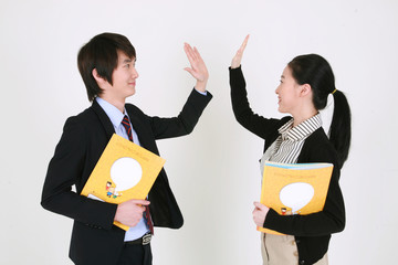 스튜디오 안에 정장 입은 남자와 여자