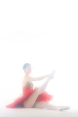 빨간 발레복을 입고 발레 하는 성인 여성