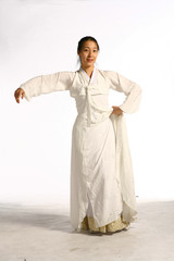 하얀 한복으로 입고 무용을 하는 성인 여성