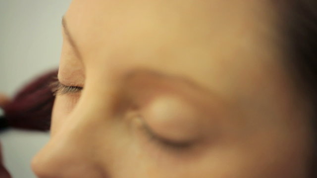 Makeup - dusting face closeup