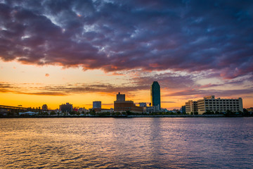 Obraz premium Sunrise over Queens, seen from Roosevelt Island, New York.