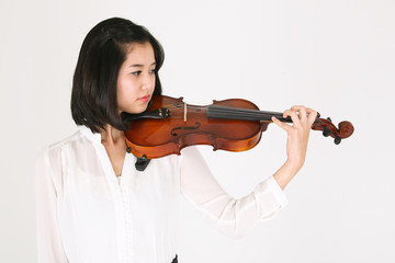 스튜디오 안의 여성 바이올리니스트