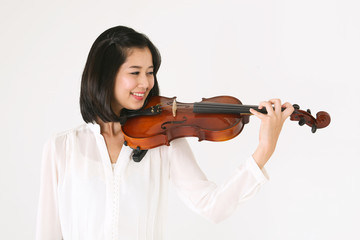 스튜디오 안의 여성 바이올리니스트