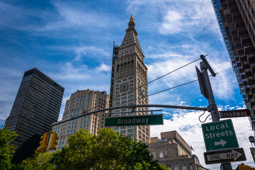 Fototapeta na wymiar The Metropolitan Life Insurance Company Tower and Broadway stree