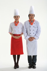 스튜디오 안의 남자 요리사와 여자 요리사