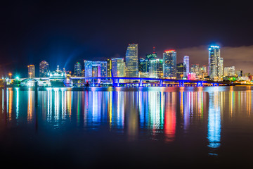 The Miami Skyline at night, seen from Watson Island, Miami, Flor - obrazy, fototapety, plakaty