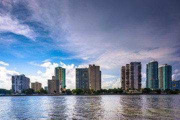 Obraz premium The Miami skyline seen from Virginia Key, in Miami, Florida.