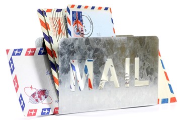 Luftpostbriefe im Briefständer isoliert auf weißem Hintergrund