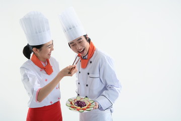 스튜디오 안의 요리중인 남자요리사와 여자요리사