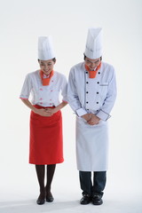 스튜디오 안의 요리중인 남자요리사와 여자요리사