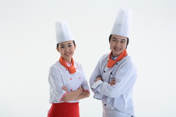 스튜디오 안의 요리중인 남자요리사와 여자요리사