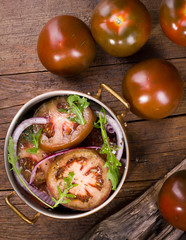 Kumato-Tomatensalat mit Zwiebeln und Rucola