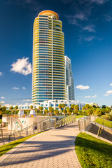 Obraz na płótnie Canvas Walkway at South Pointe Park and skyscraper in Miami Beach, Flor