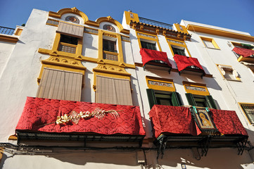 Balcones de Triana en Semana Santa, Sevilla, España