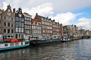 Amsterdam e i suoi canali con biciclette