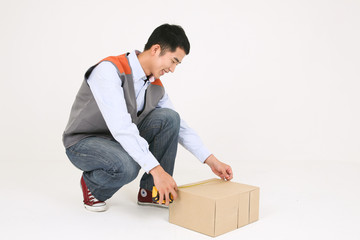 소포를 배달하는배달원 남자와 소포를 받는 여자