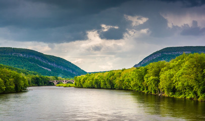 The Delaware Water Gap and the Delaware River seen from from a p - obrazy, fototapety, plakaty