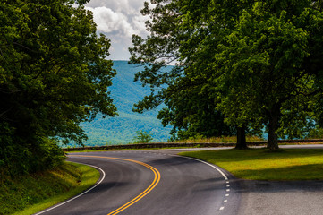 Fototapeta premium Curve on Skyline Drive and view of the Blue Ridge in Shenandoah