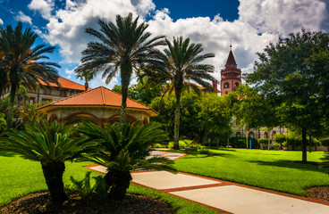 Fototapeta na wymiar Palm trees and buildings at Flagler College, St. Augustine, Flor