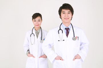 Fototapeta premium 스튜디오 안의 의사선생님과 간호사
