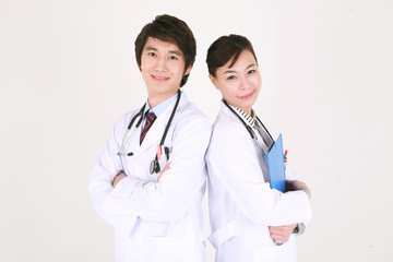 Fototapeta premium 스튜디오 안의 의사선생님과 간호사