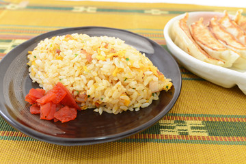 美味しそうな餃子と炒飯