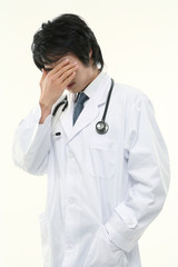 Fototapeta premium 스튜디오 안의 의사가운을 입은 의사와 수술복을 입은 의사