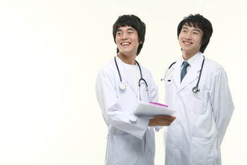 Fototapeta premium 스튜디오 안의 의사가운을 입은 의사와 수술복을 입은 의사