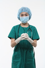 스튜디오 안의 의사가운을 입은 의사와 수술복을 입은 의사