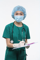 스튜디오 안의 의사가운을 입은 의사와 수술복을 입은 의사