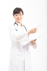 스튜디오 안의 의사가운을 입은 의사와 간호사 