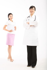 Fototapeta premium 스튜디오 안의 의사가운을 입은 의사와 간호사 