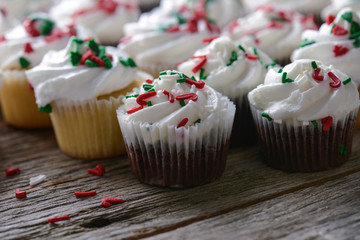 Chocolate and Vanilla Christmas Cupcakes