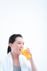 스튜디오 안의 다이어트하는 젊은 여성