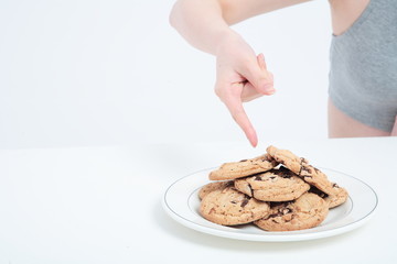 스튜디오 안의 다이어트하는 젊은 여성
