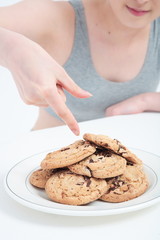 스튜디오 안의 다이어트하는 젊은 여성