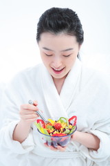 스튜디오 안의 다이어트하는 젊은 여성