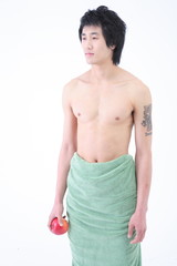 스튜디오 안의 다이어트 하는 젊은 남성