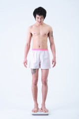 Fototapeta premium 스튜디오 안의 다이어트 하는 젊은 남성