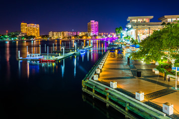 View of the Riverwalk at night in Tampa, Florida. - obrazy, fototapety, plakaty