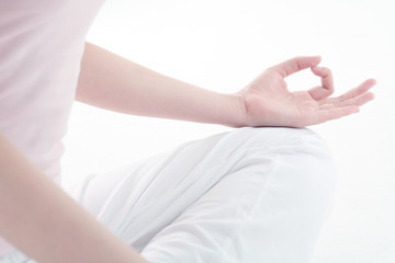 요가 하는 젊은 여성과 여자 아이