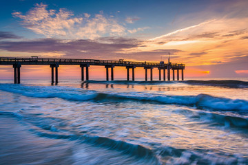 Obraz premium Waves on the Atlantic Ocean and fishing pier at sunrise, St. Aug