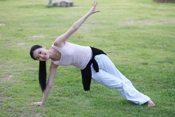 Fototapeta premium 공원에서 운동하는 젊은 여성